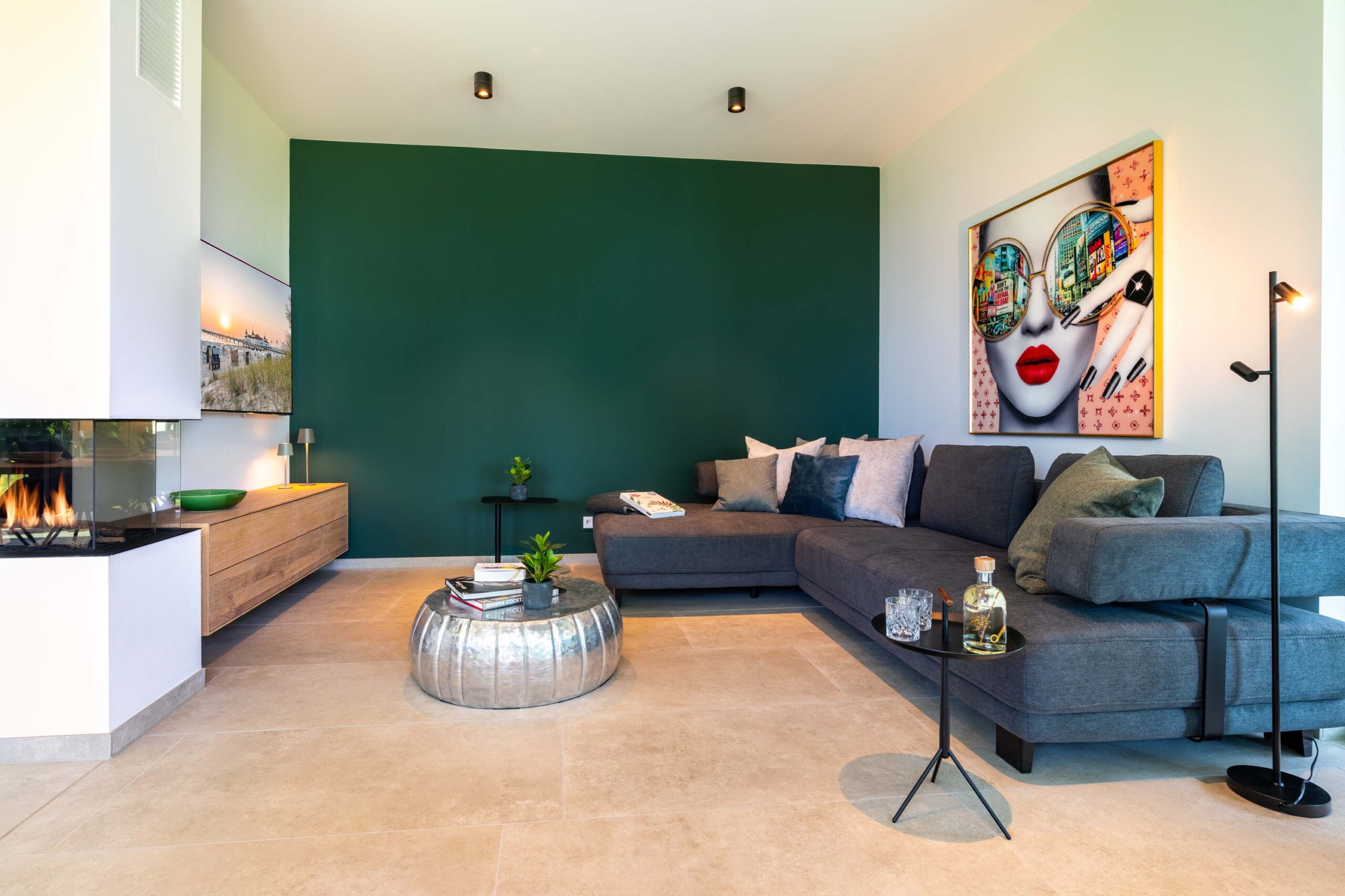 Offener Wohn- und Essbereich der Ferienwohnung mit Gaskamin und Designmöbeln