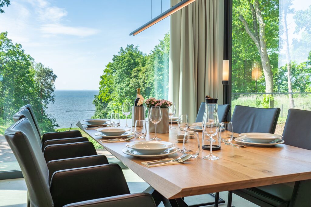 Essbereich des Apartments „Smilla“ in den Luxus-Ferienwohnungen DECK9 am Haff auf Usedom mit Blick ins Grüne.