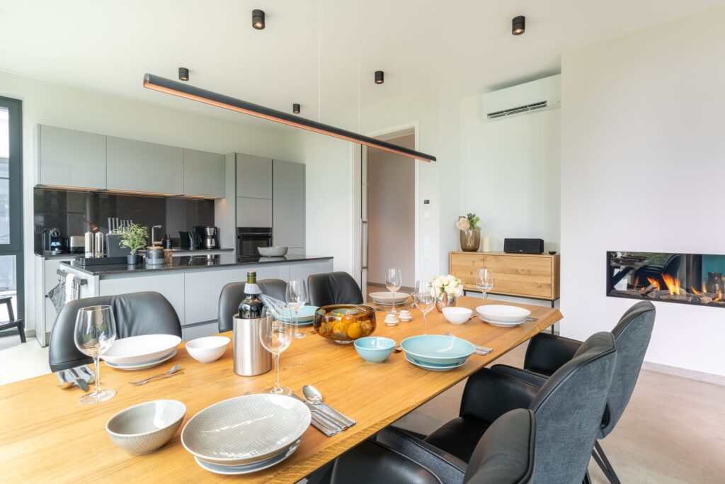 Ess- und Küchenbereich des Apartments „Smilla“ in den Luxus-Ferienwohnungen DECK9 am Haff auf Usedom.