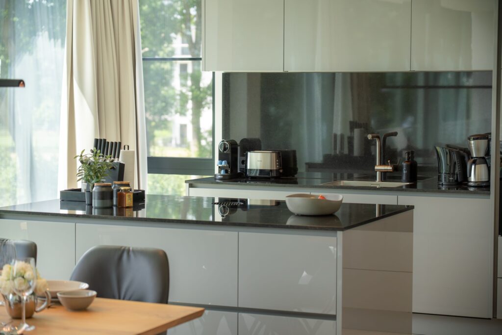 Detailansicht der Küche im Apartment „Smilla“ der Luxus-Ferienwohnungen DECK9 am Haff auf Usedom.