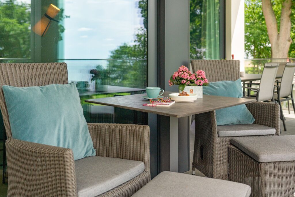 Gemütliche Terrasse mit Sitzgruppe im Apartment „Smilla“ der Luxus-Ferienwohnungen DECK9 am Haff auf Usedom.