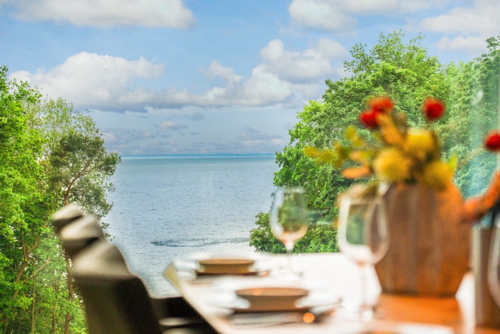 Blick vom Essbereich des Apartments „Liv“ in den Luxus-Ferienwohnungen DECK9 am Haff auf das Stettiner Haff.