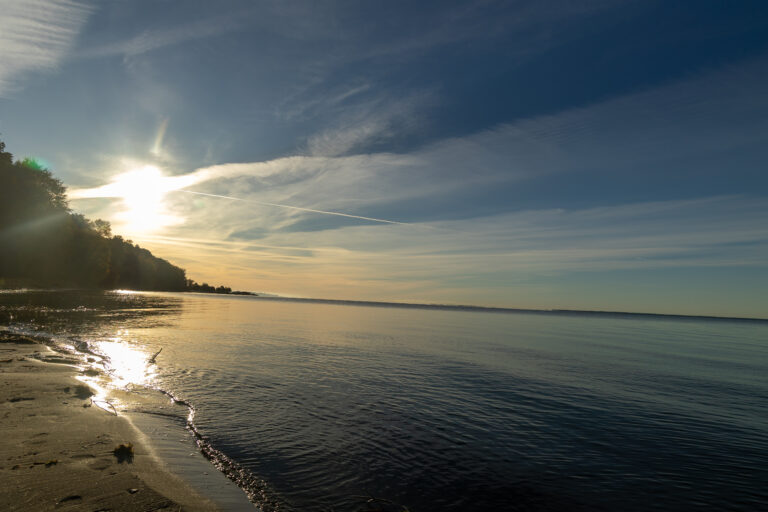 Strandblick auf Usedom mit ruhigem Wasser und Abendlicht an der Küste.