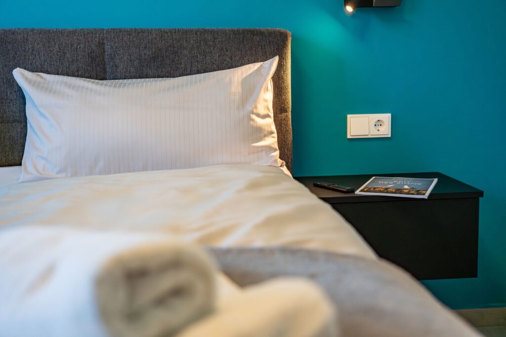 Detailaufnahme des Schlafzimmers im Apartment Smilla mit Doppelbett, Nachttisch und Leselampe