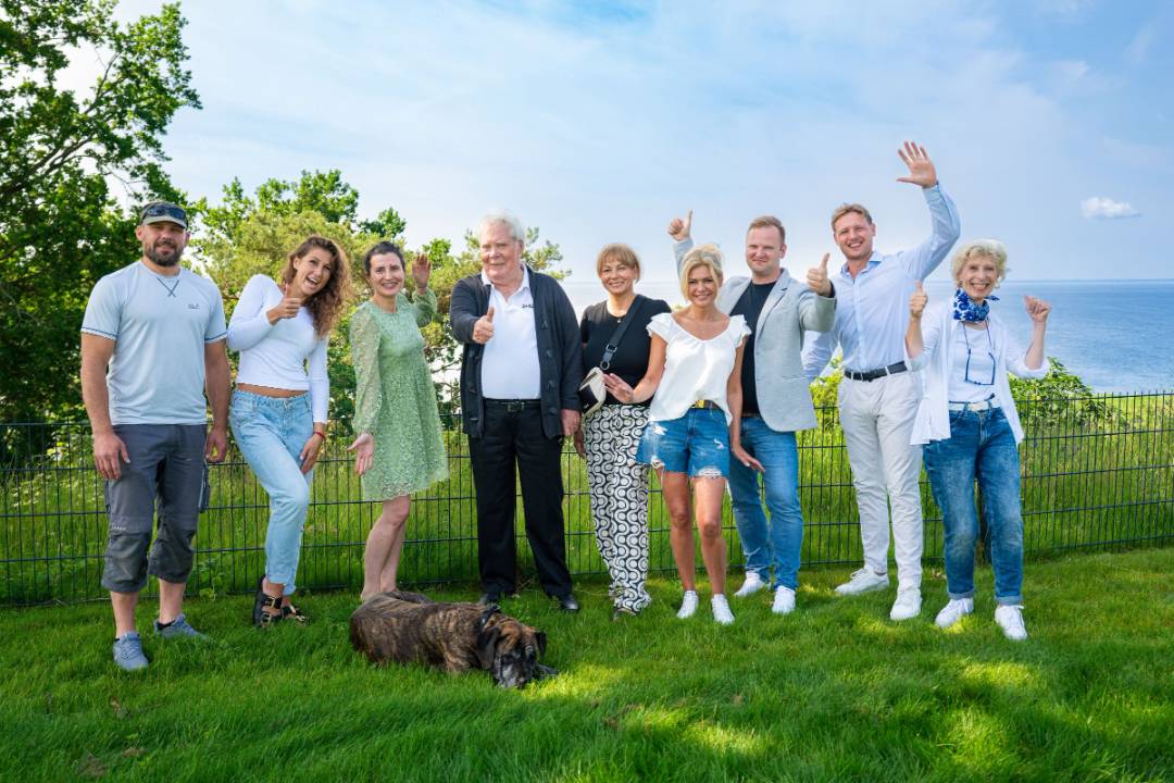 Mitarbeiterteam von Deck9 am Haff vor naturnaher Kulisse auf Usedom