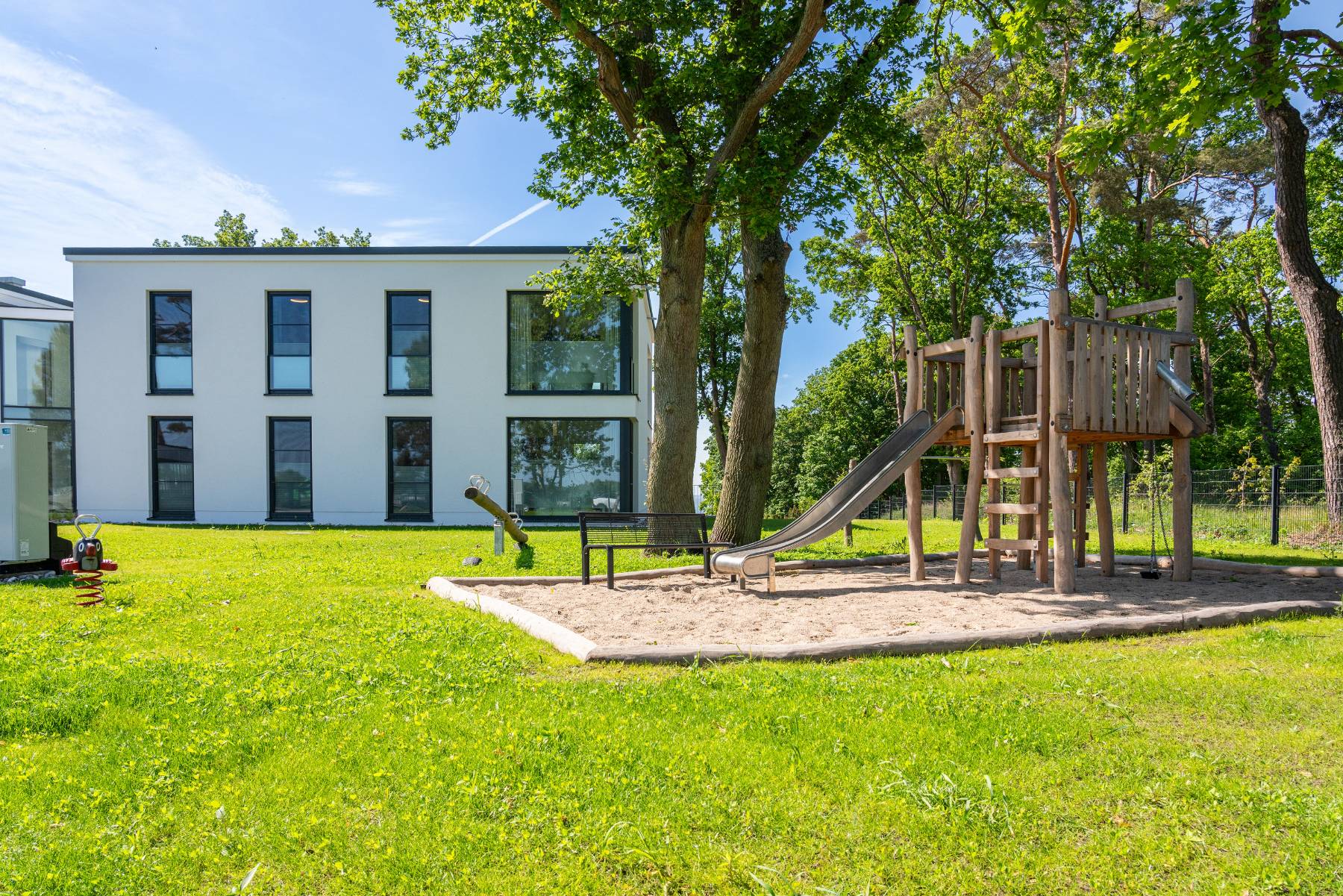 Kinderspielplatz mit Rutsche auf dem Gelände der Ferienanlage DECK9 auf Usedom