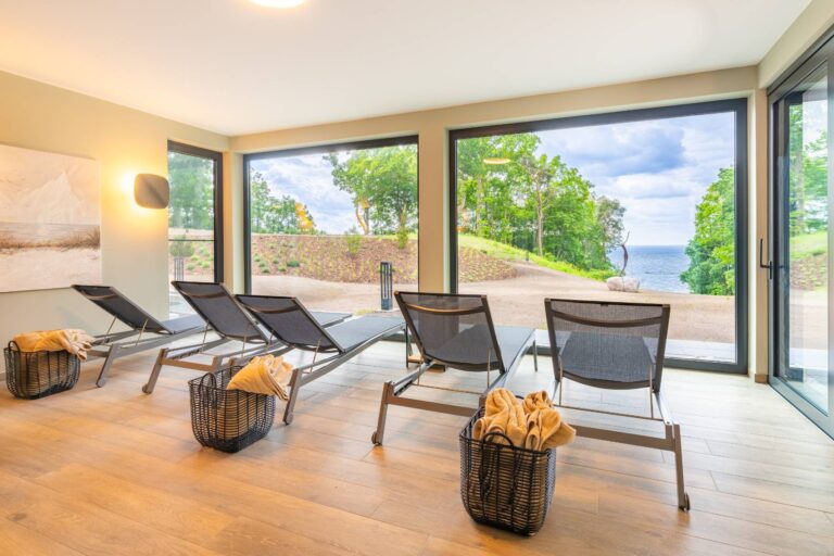 Ruheraum im Wellnessbereich der Ferienwohnungen im DECK9 auf Usedom mit Liegen und Blick auf die Ostsee